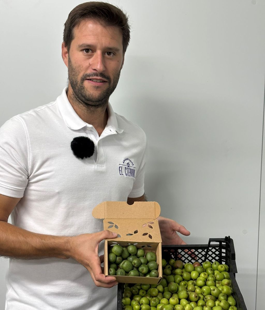 Adrián García posando con sus codiciados mini kiwis 