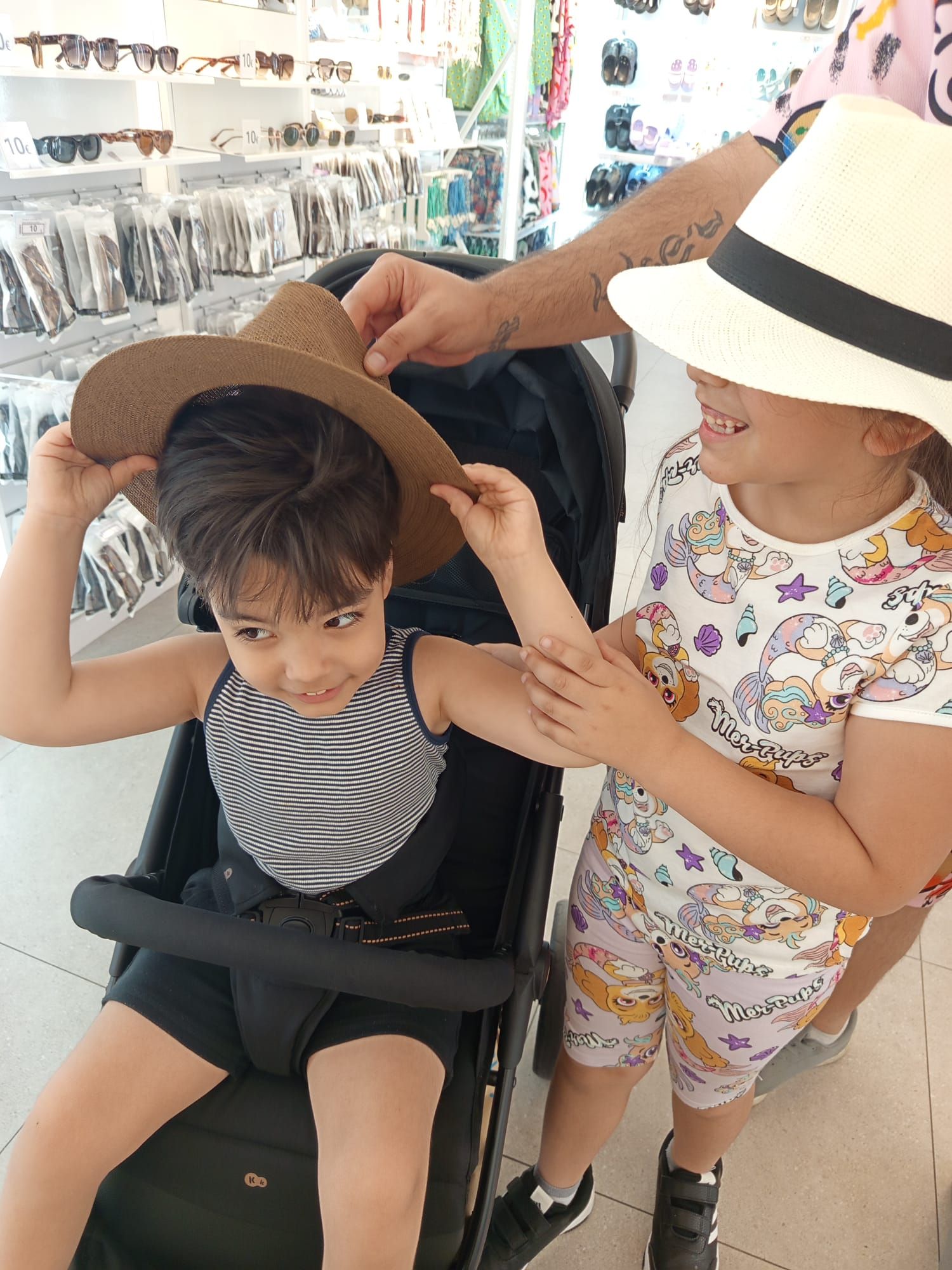 José sale con un carrito de bebé a la calle