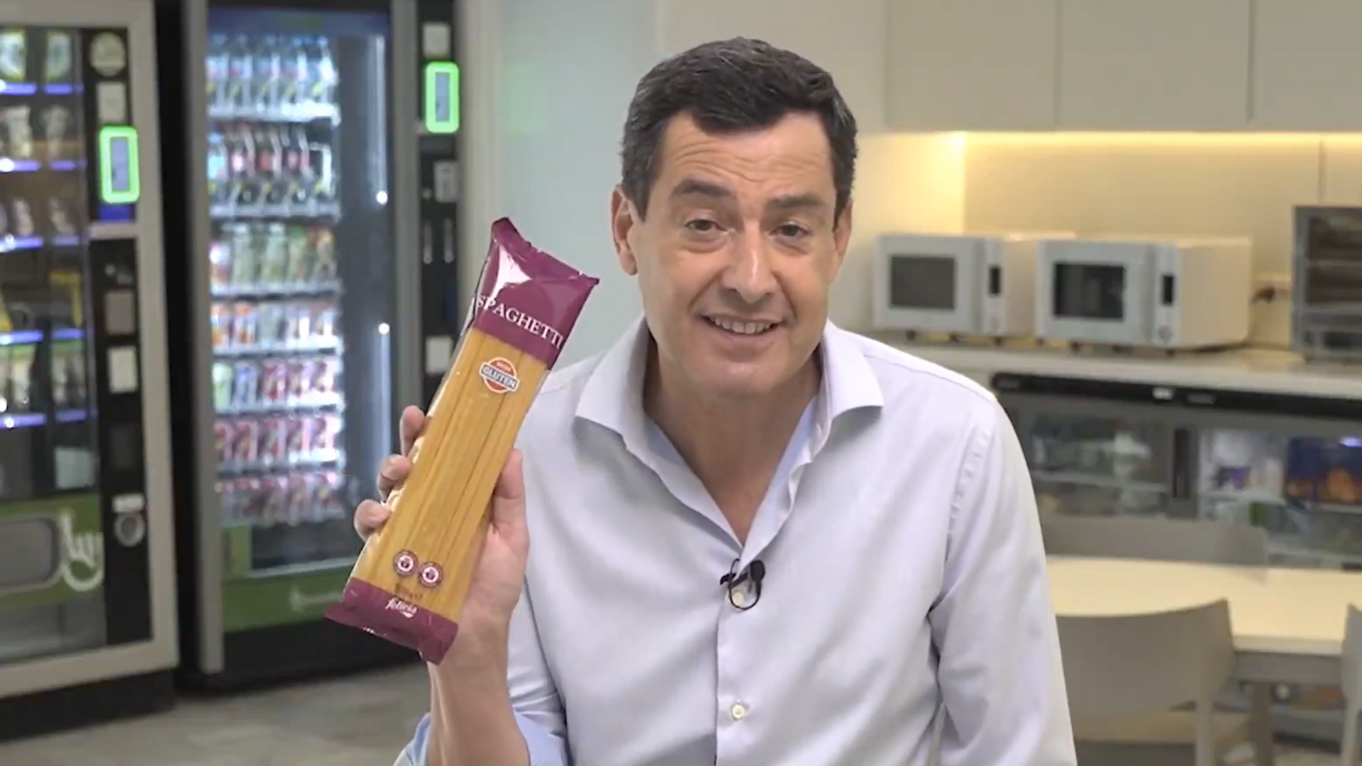 Juanma Moreno anuncia una nueva deducción autonómica para familias con personas celíacas