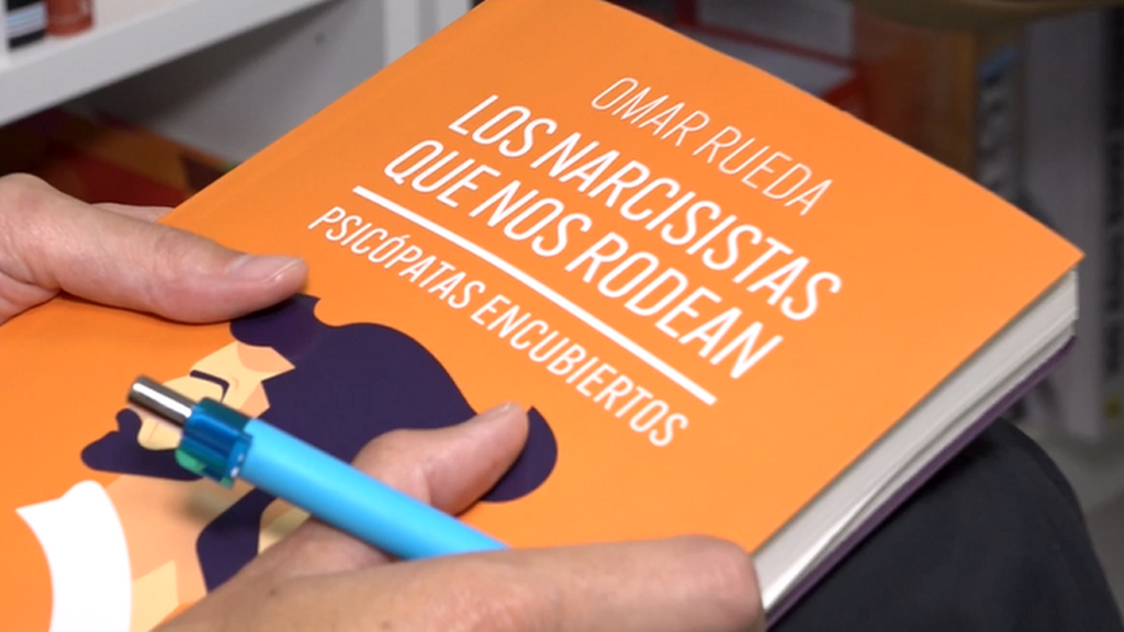 Las técnicas de manipulación de las personas narcisistas, explicadas en el libro de un psiquiatra de prisiones