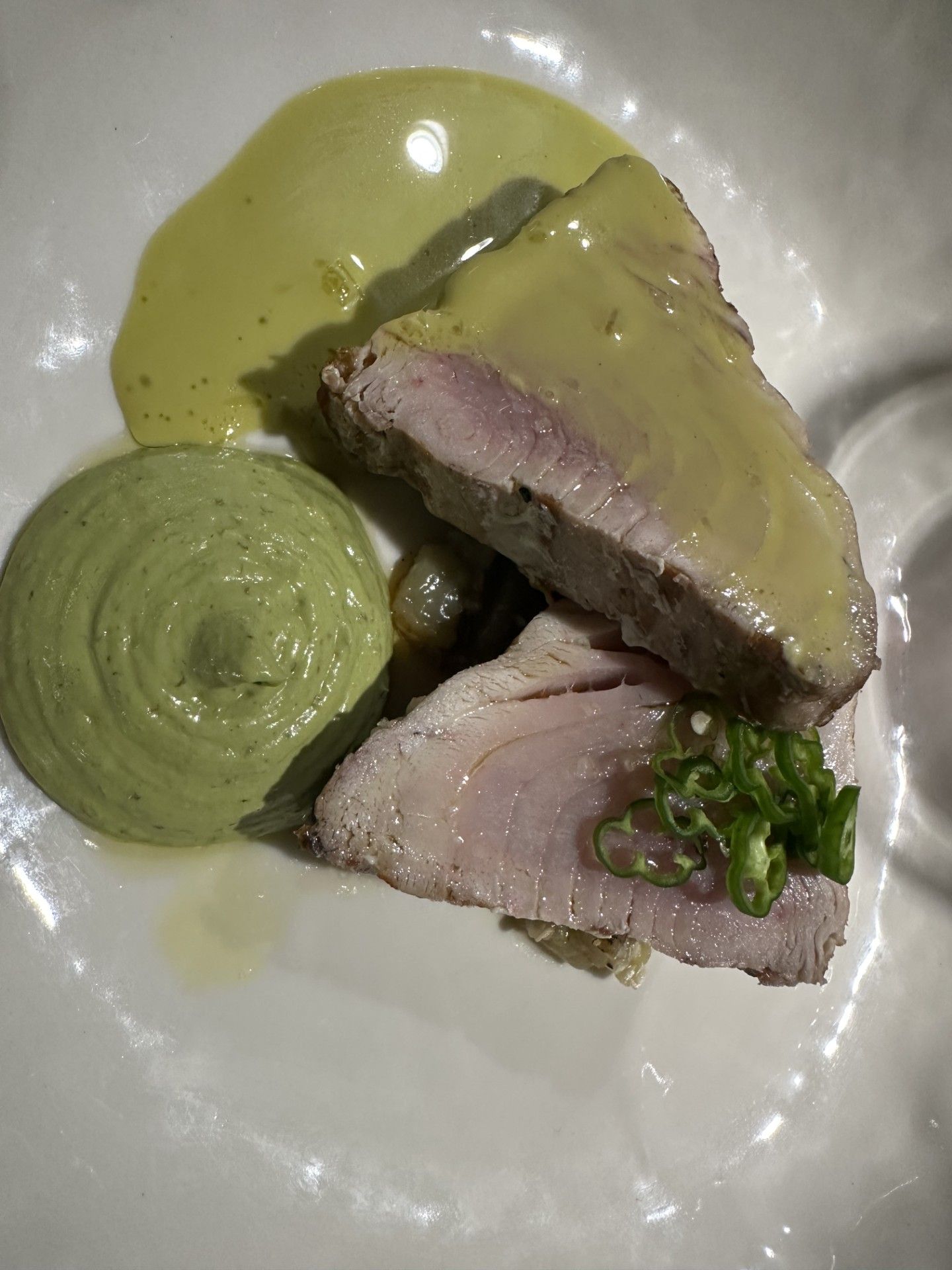 Lomo de bonito con jugo de pimientos.