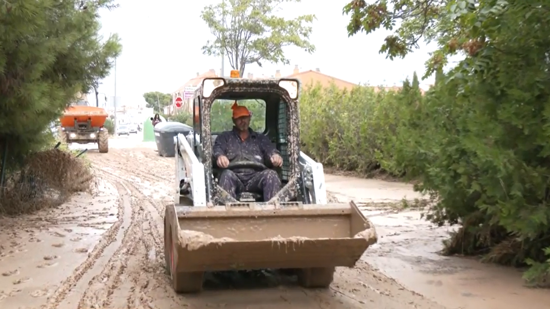 Los vecinos de Cuarte de Huerva se afanan en limpiar el barro de sus casas