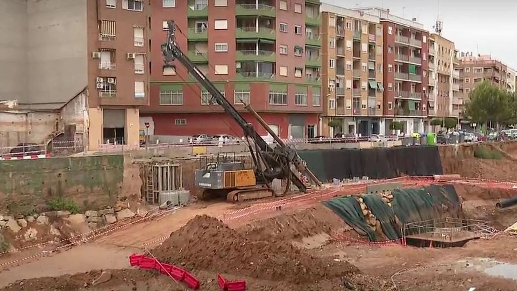 Los vecinos de la zona cero de la DANA suben sus coches a puentes y rotondas ante la alerta roja por lluvias