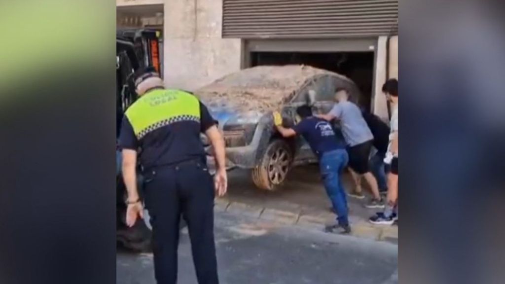 Once meses después de la DANA logran sacar los coches de un garaje de Aldaia
