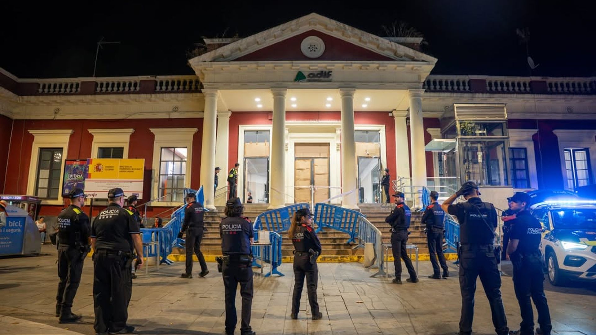 Presencia policial frente a la estación de Renfe de Molins de Rei