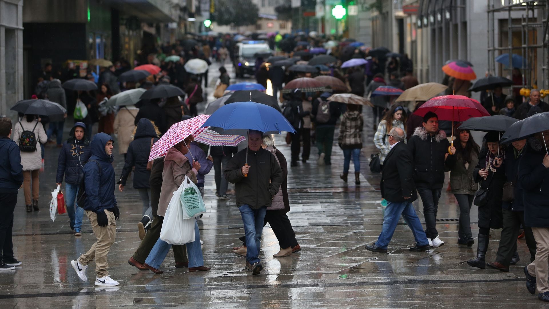 Rescatan a varias personas atrapadas en cuatro coches en la rambla de Molina de Segura, Murcia