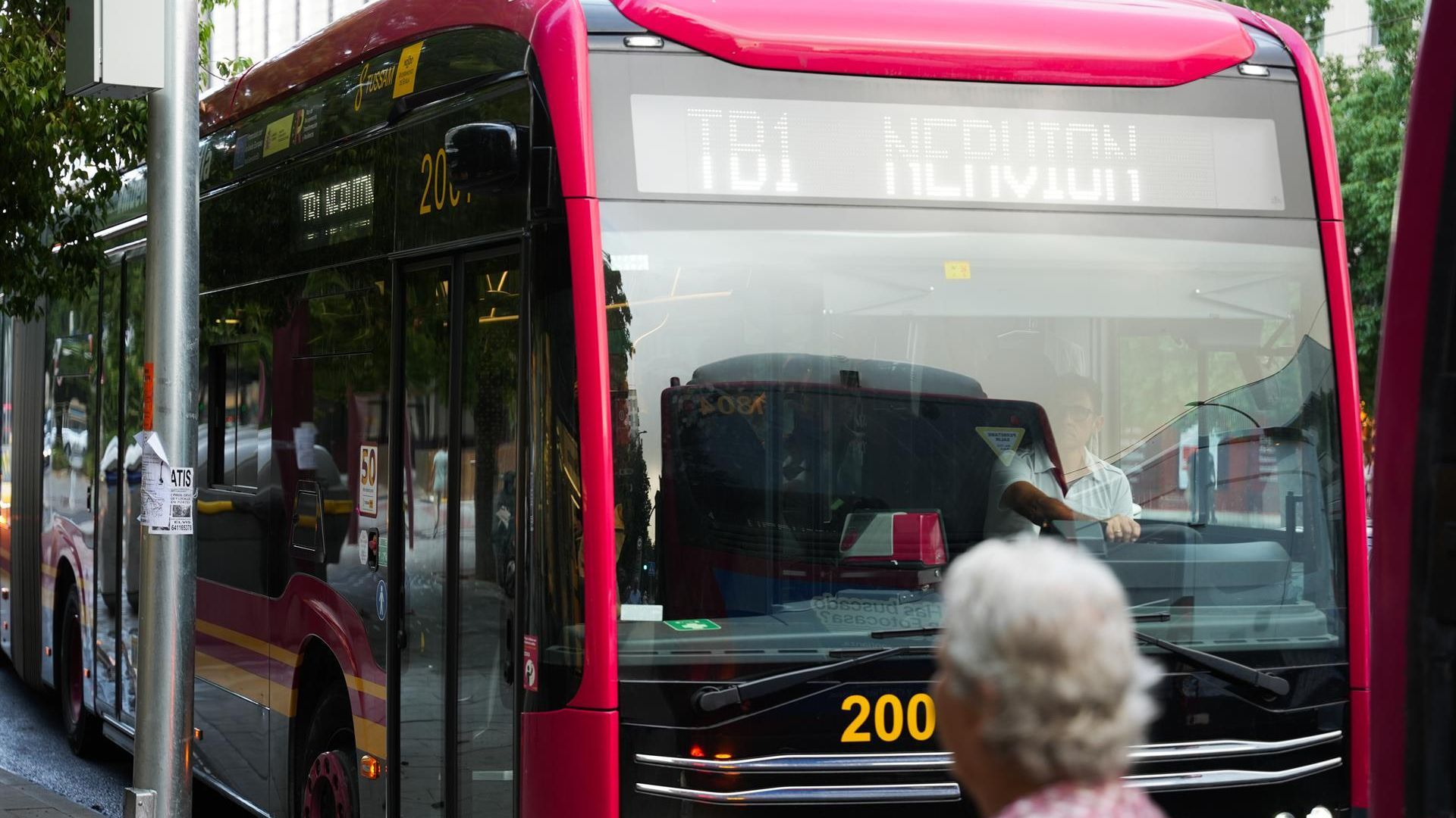 Un vehículo del tranvibús estacionado en una de las paradas, el día de la puesta en marcha de este nuevo servicio