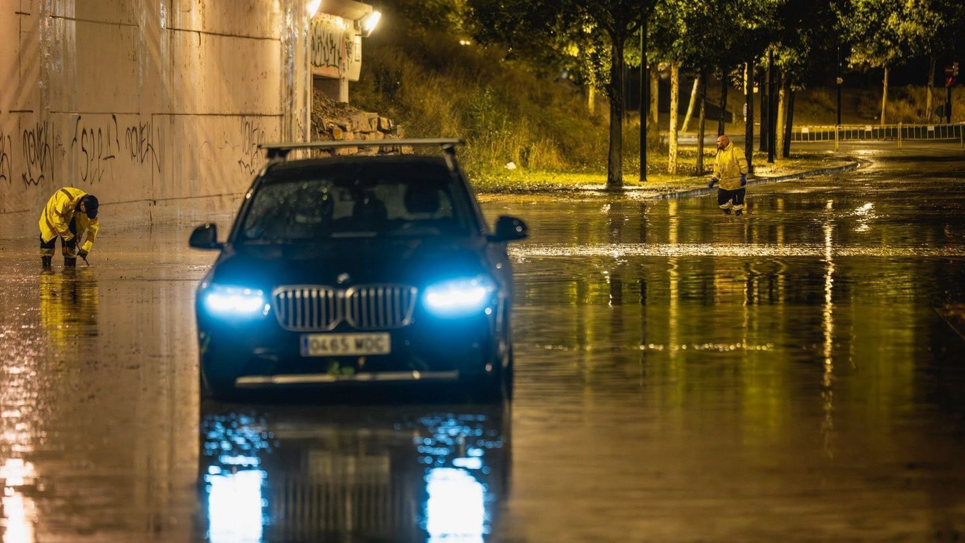 Un vehículo parado bajo paso inferior anegado por el agua de las tormentas registradas este domingo en Zaragoza y las localidades de alrededor.