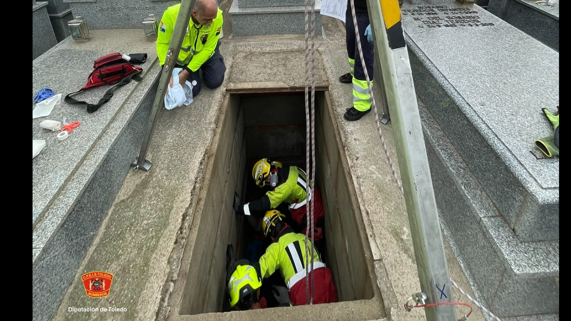 Una mujer cae a una fosa de un cementerio en Toledo: tuvo que ser rescatada y trasladada al hospital