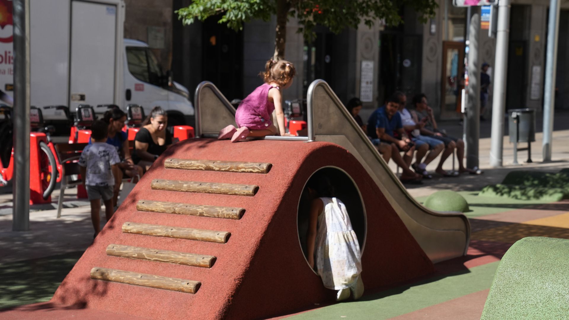 Una niña juega en un parque