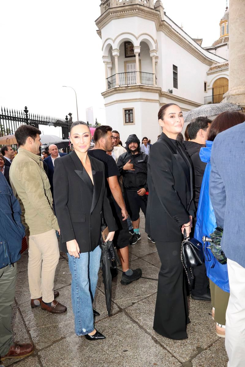 Vicky Martín Berrocal y su hermana Rocío a las puertas de la Maestranza