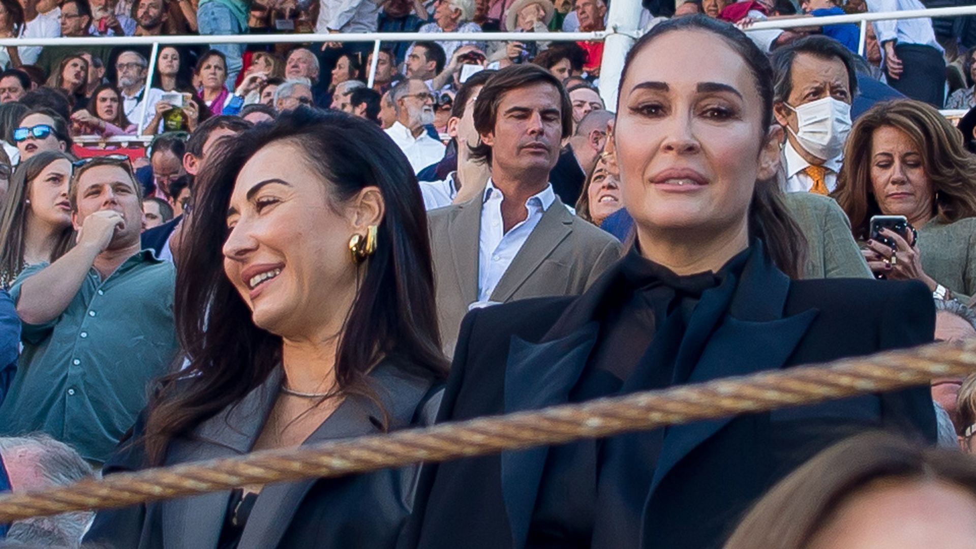 Vicky Martín Berrocal y su hermana Rocío, en los toros