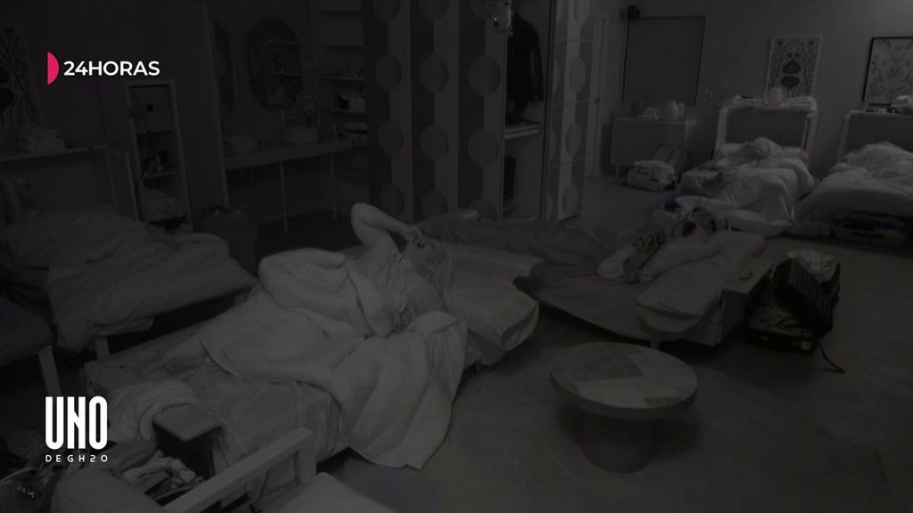 Amparo tiene un imprevisto durante su primera noche en ‘Uno de GH20’ y desata la risa incontrolada de sus compañeros: “Mañana hacemos la cucharita”