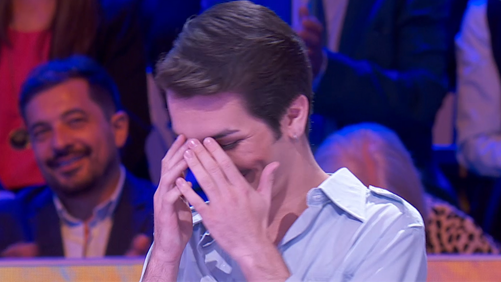 Así ha sido el gracioso lapsus de un concursante durante una pregunta de Julio Iglesias: "Luego te doy un abrazo"
