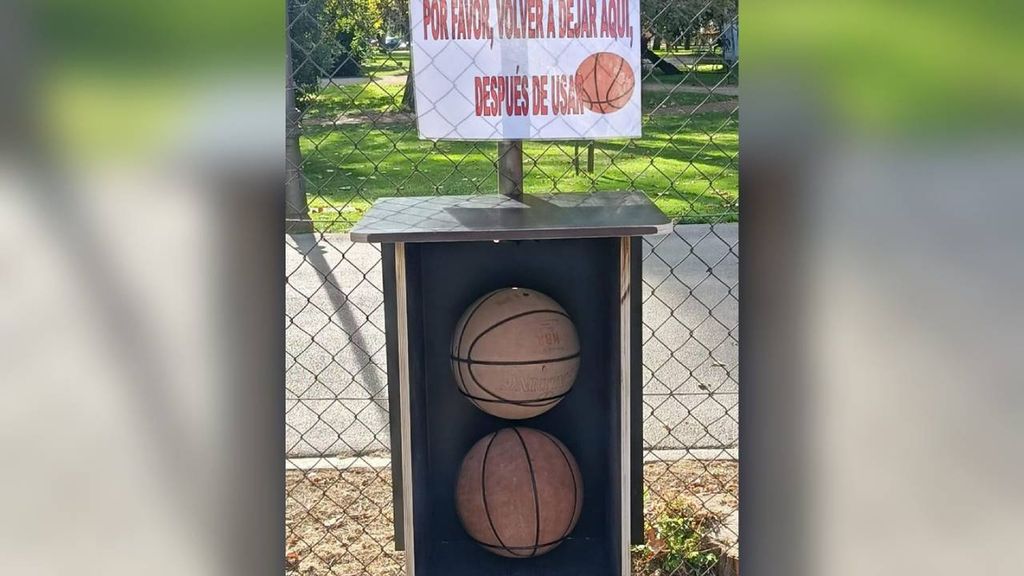 Cancha de baloncesto del Plantío, en Ponferrada (León), donde alguien ha dejado dos balones dentro de una caja