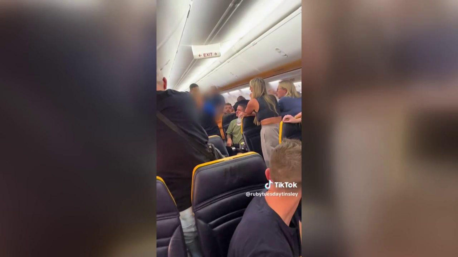 Caos a bordo de un avión por unos pasajeros ebrios