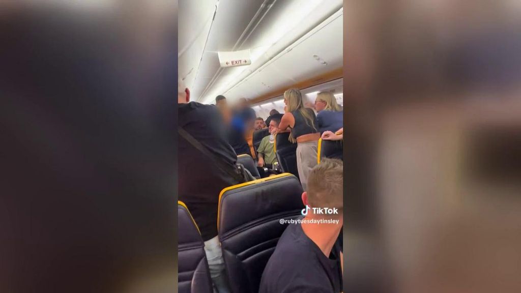 Caos a bordo de un avión por unos pasajeros ebrios
