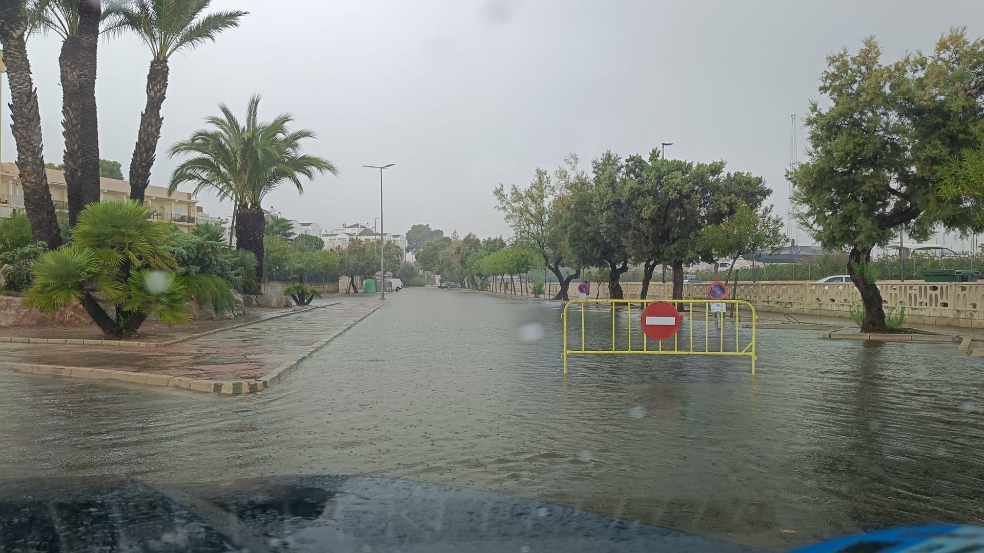 Cortan calles anegadas en Denia