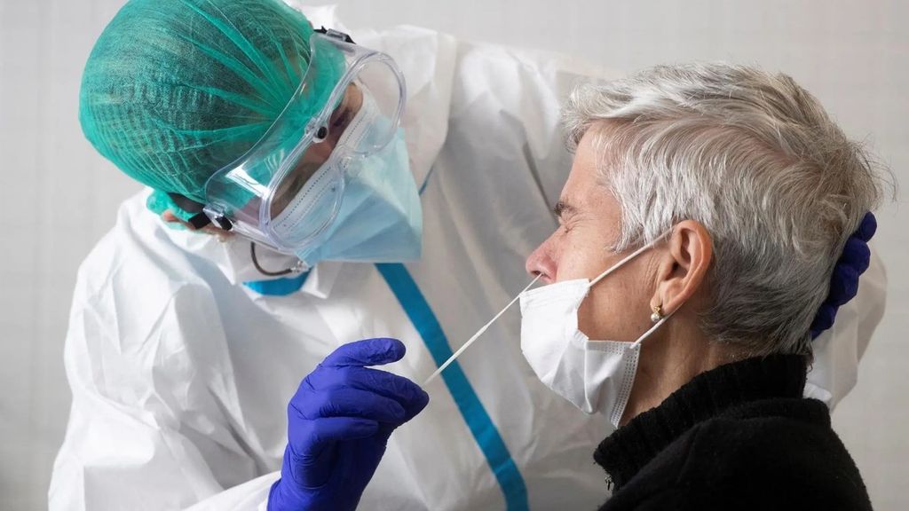 Cuatro fallecidos y 22 contagios por un brote de covid y gripe A en una residencia de Sevilla