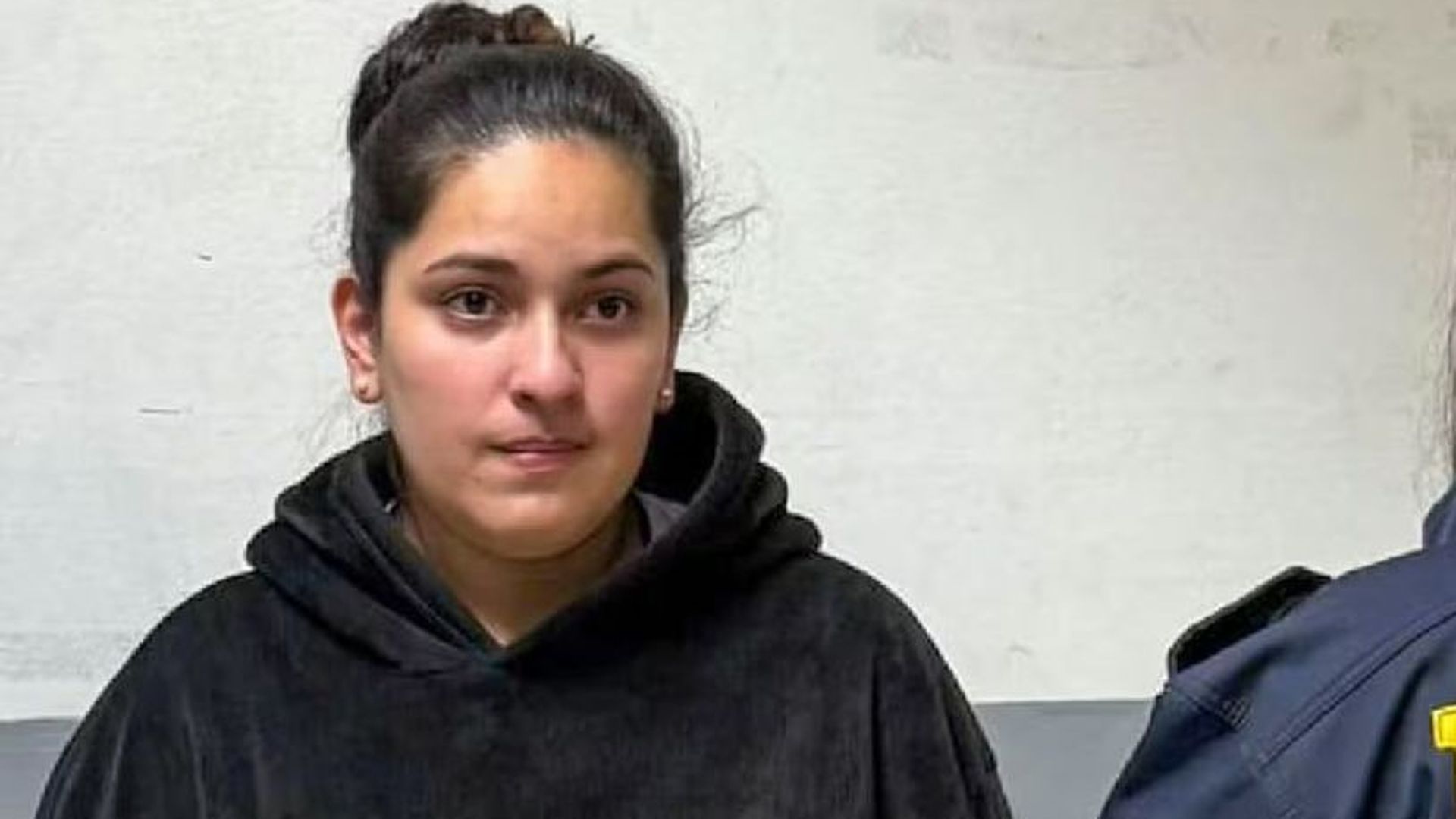 Detienen a la sobrina del principal acusado del triple feminicidio en Argentina al salir de una entrevista en la televisión