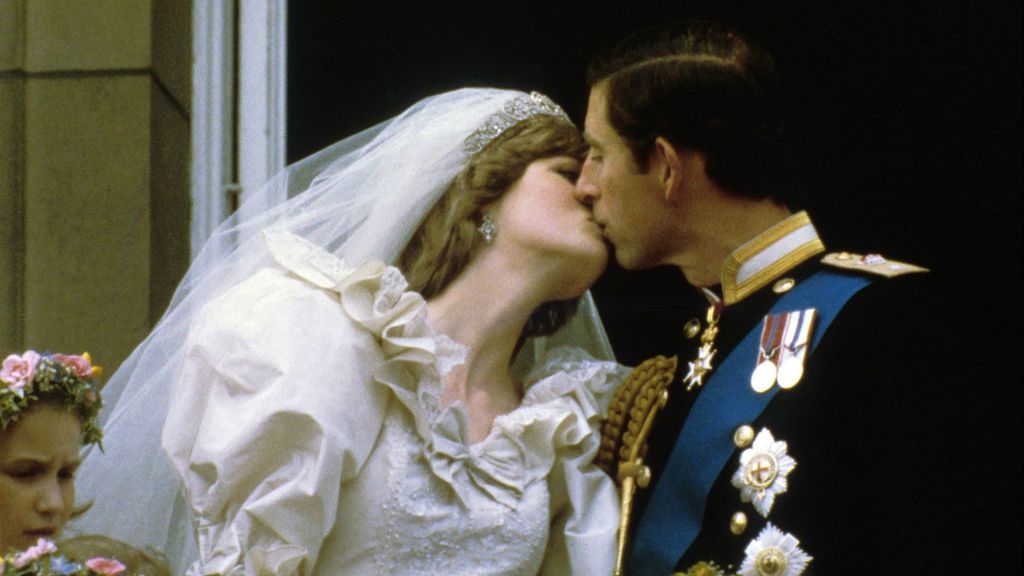 Diana de Gales y el príncipe Carlos el día de su boda