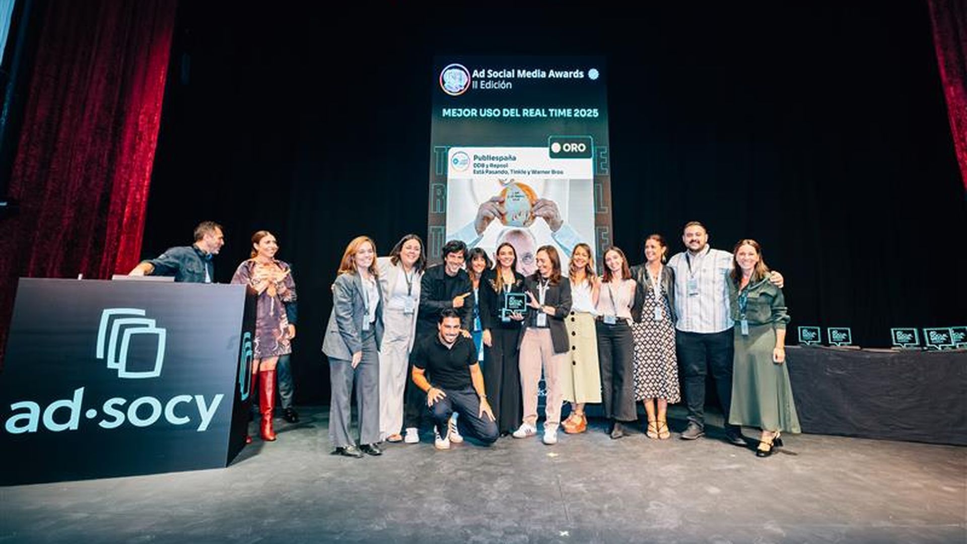 El equipo de  Publiespaña, junto con  Repsol, DDB Spain, Tinkle y Está Pasando recoge el premio