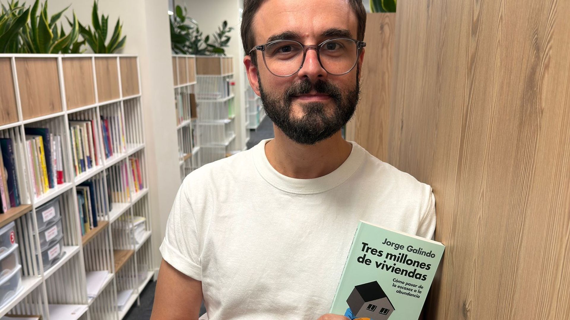 El escritor Jorge Galindo diaganostica el problema de la vivienda y ofrece soluciones