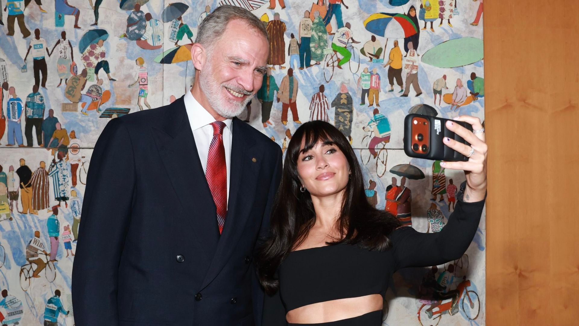 El momento del selfie de Aitana y el rey Felipe