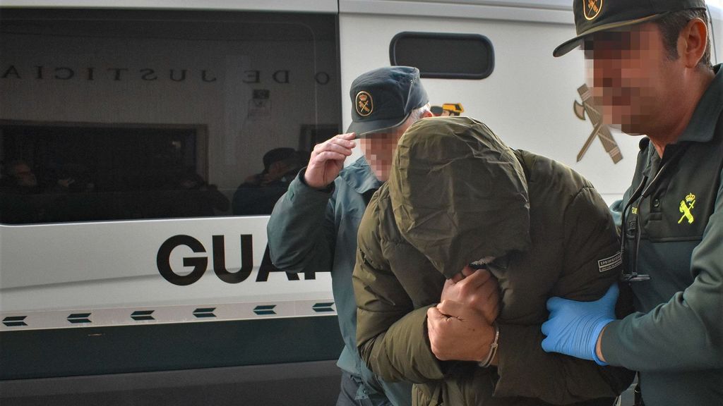 Detienen a un cura y su pareja por traficar con ‘viagra’ desde su parroquia de Don Benito