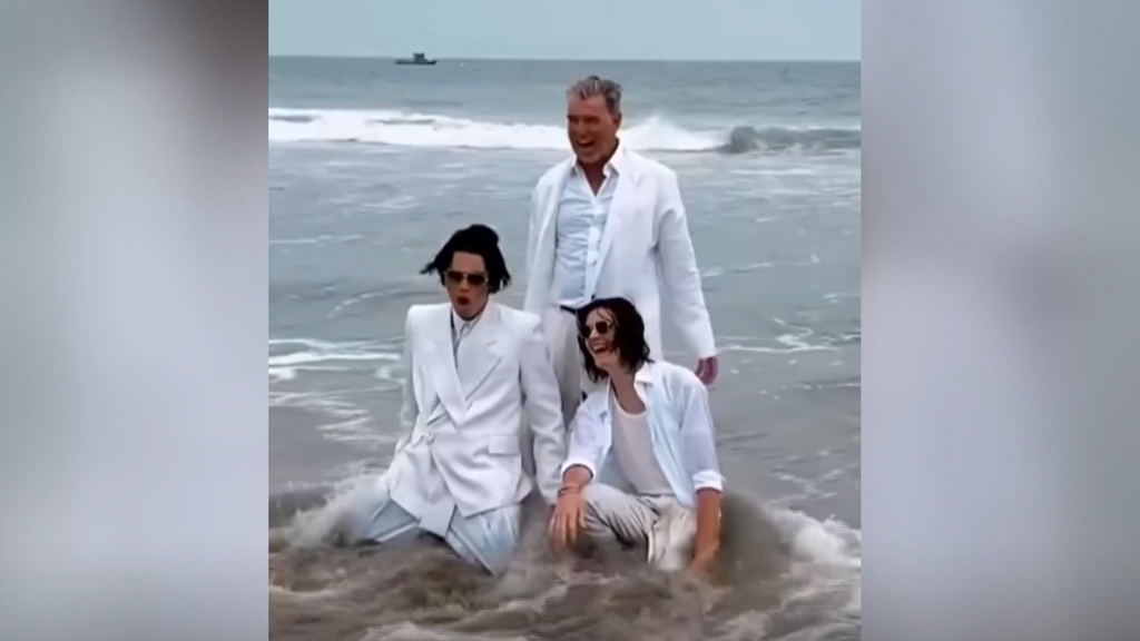 El posado más familiar del actor Pierce Brosnan: presume de hijos en una playa de Santa Mónica