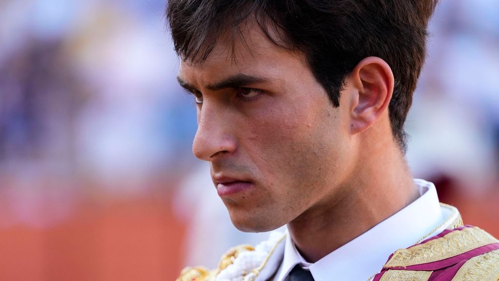 El torero Samuel Navalón permanece en la UCI tras sufrir una grave cornada en el cuello en Algemesí, en Valencia