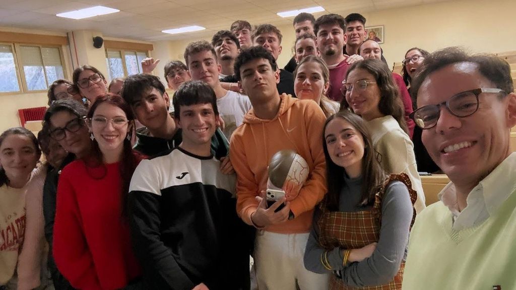 Javier Dïaz, catedrático de Fisiología de la Universidad de Granada, junto a sus alumnos
