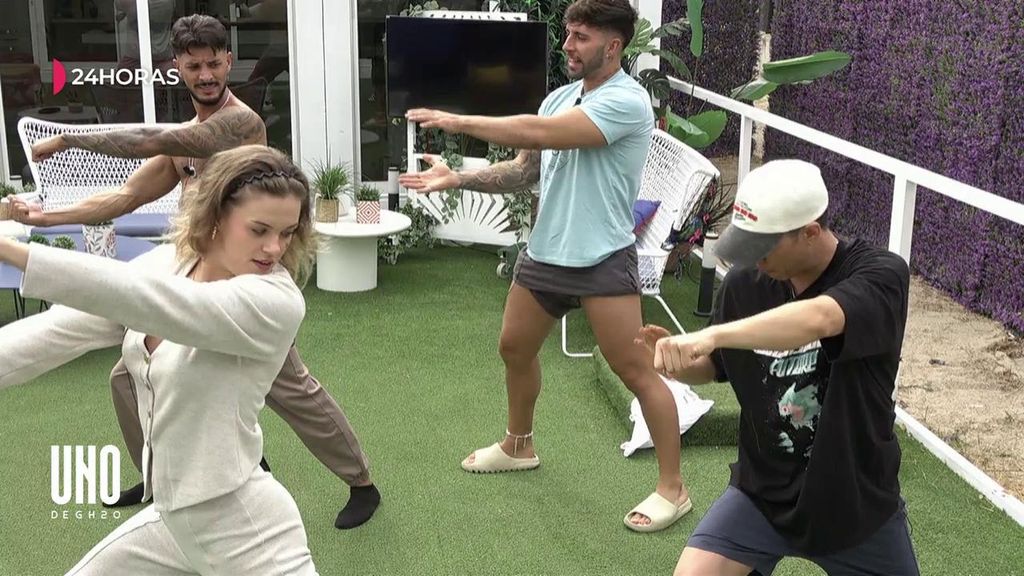 Joon da una improvisada y divertida clase de kárate a sus compañeros en el jardín de la casita: "Nos parte aquí a todos, eh"