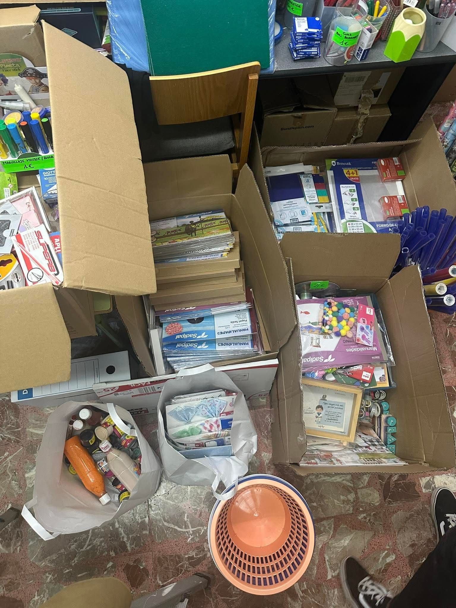 Material donado al Concello de Meis por una emprendora local, tras cerrar su negocio