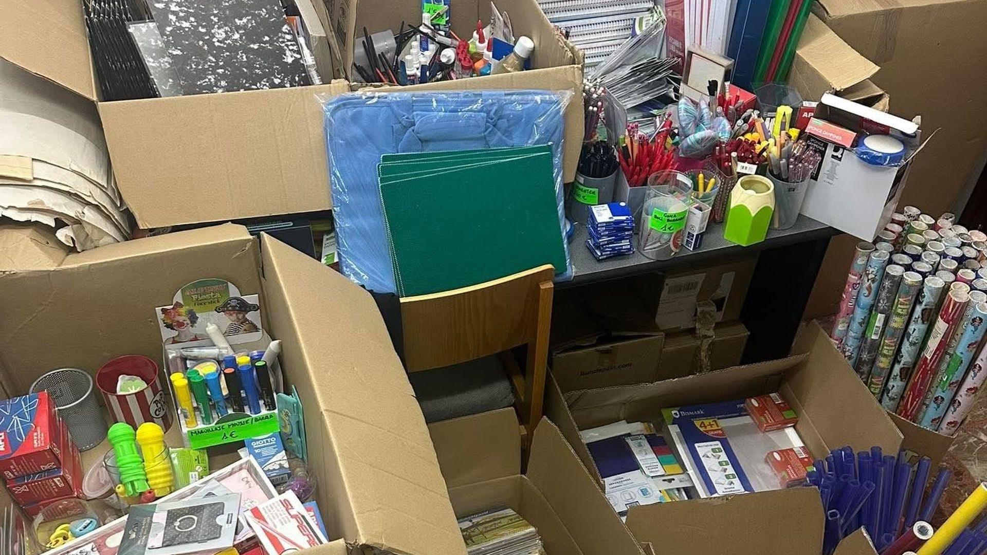 Material donado por una empresaria al Ayuntamiento de Meis, tras cerrar su negocio