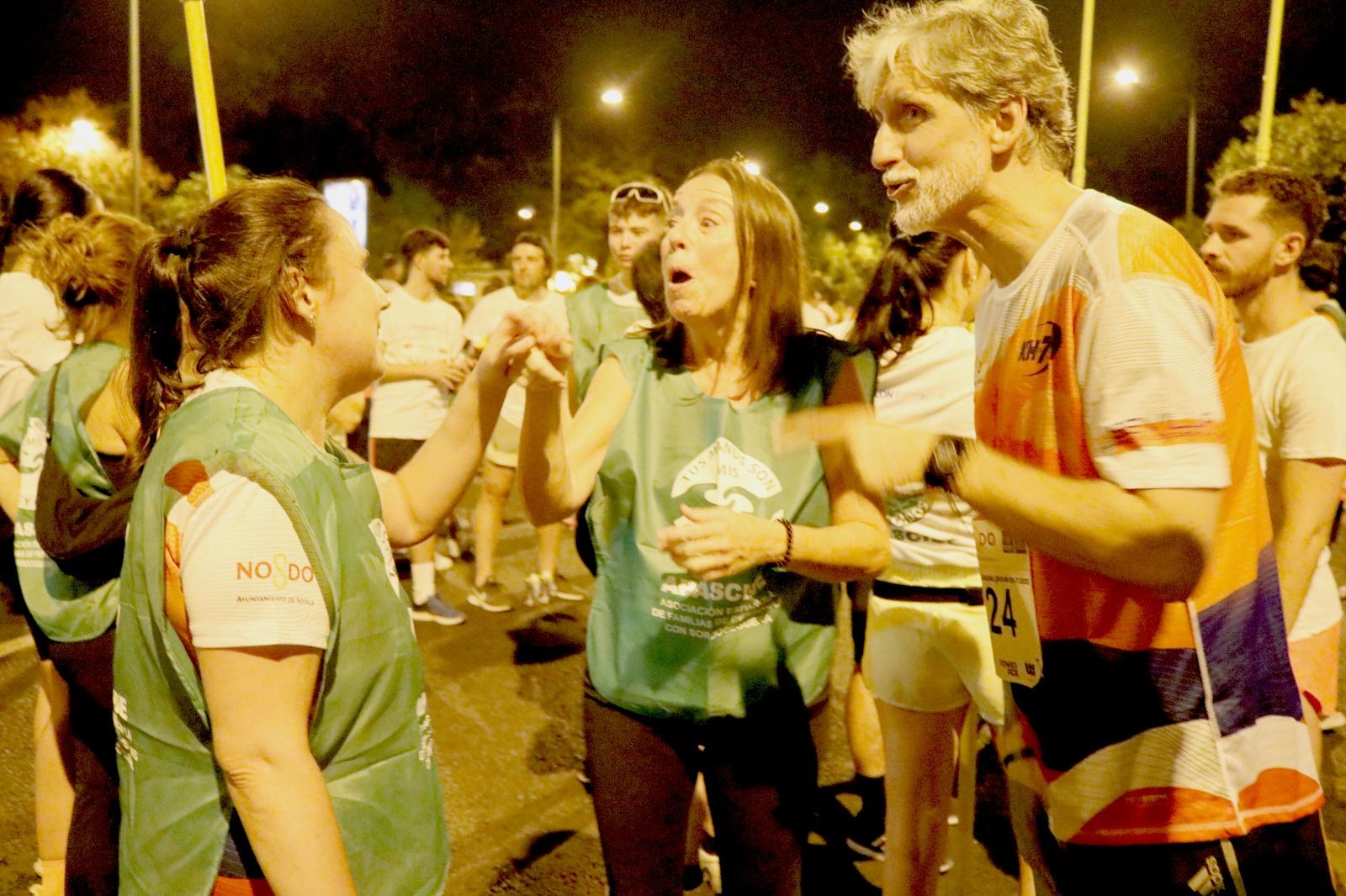 Pablo Alfaro al finalizar el reto hablando, con ayuda de una intérprete, con una de las corredoras sordociegas