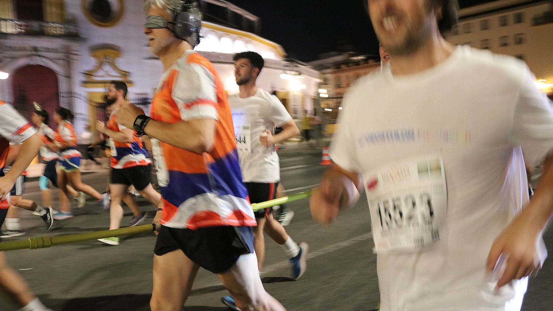 Pablo Alfaro con los ojos y oídos tapados corriendo agarrado a la “barra direccional Mariam"