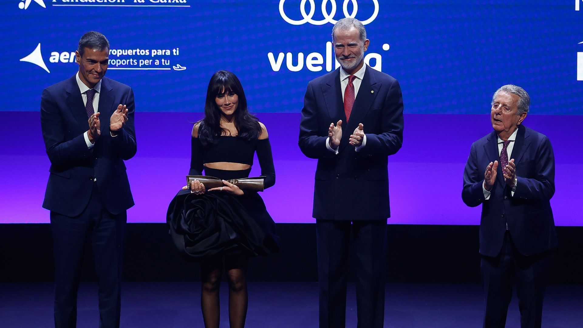 Pedro Sánchez; la cantante Aitana; el Rey Felipe VI y EL presidente-editor de La Vanguardia, Javier Godó