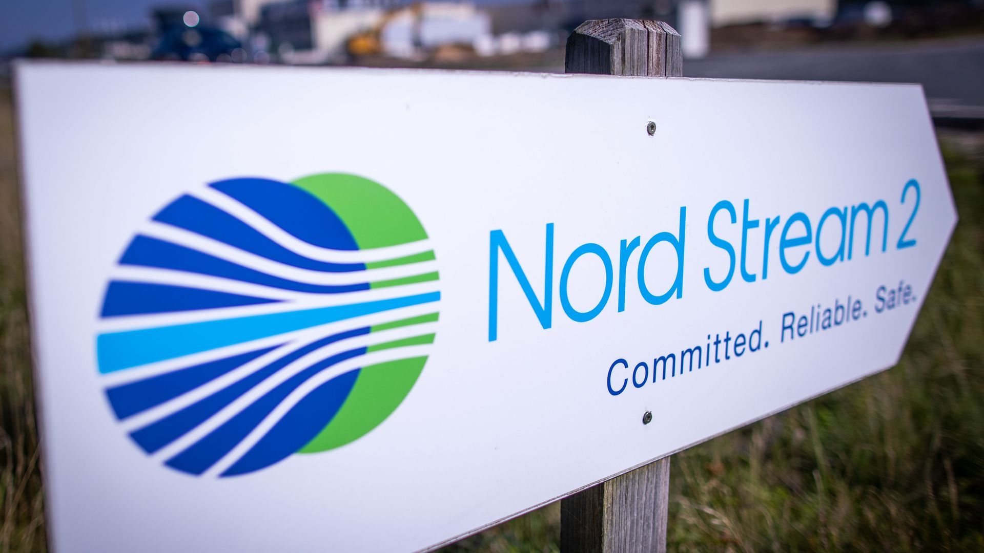Un cartel se encuentra frente a la estación receptora de gas natural del gasoducto Nord Stream 2 del Mar Báltico