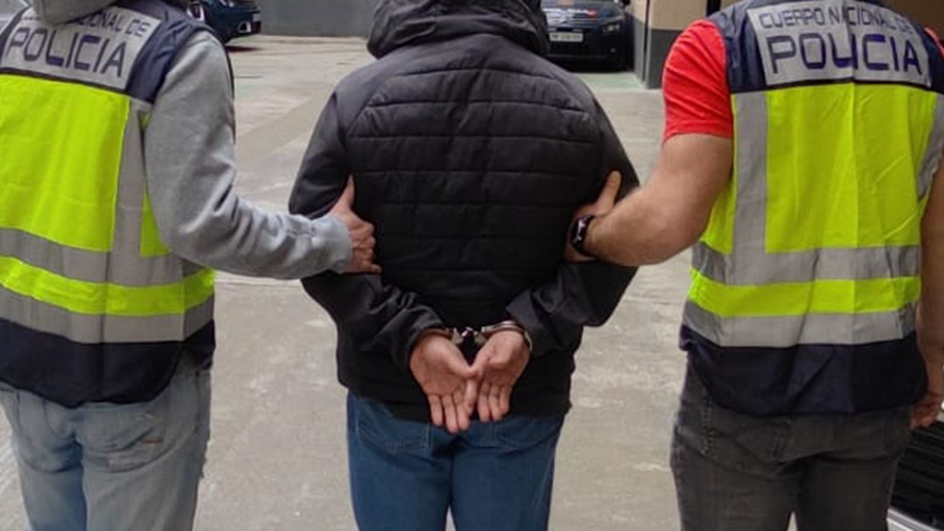 Un hombre detenido en una foto de archivo