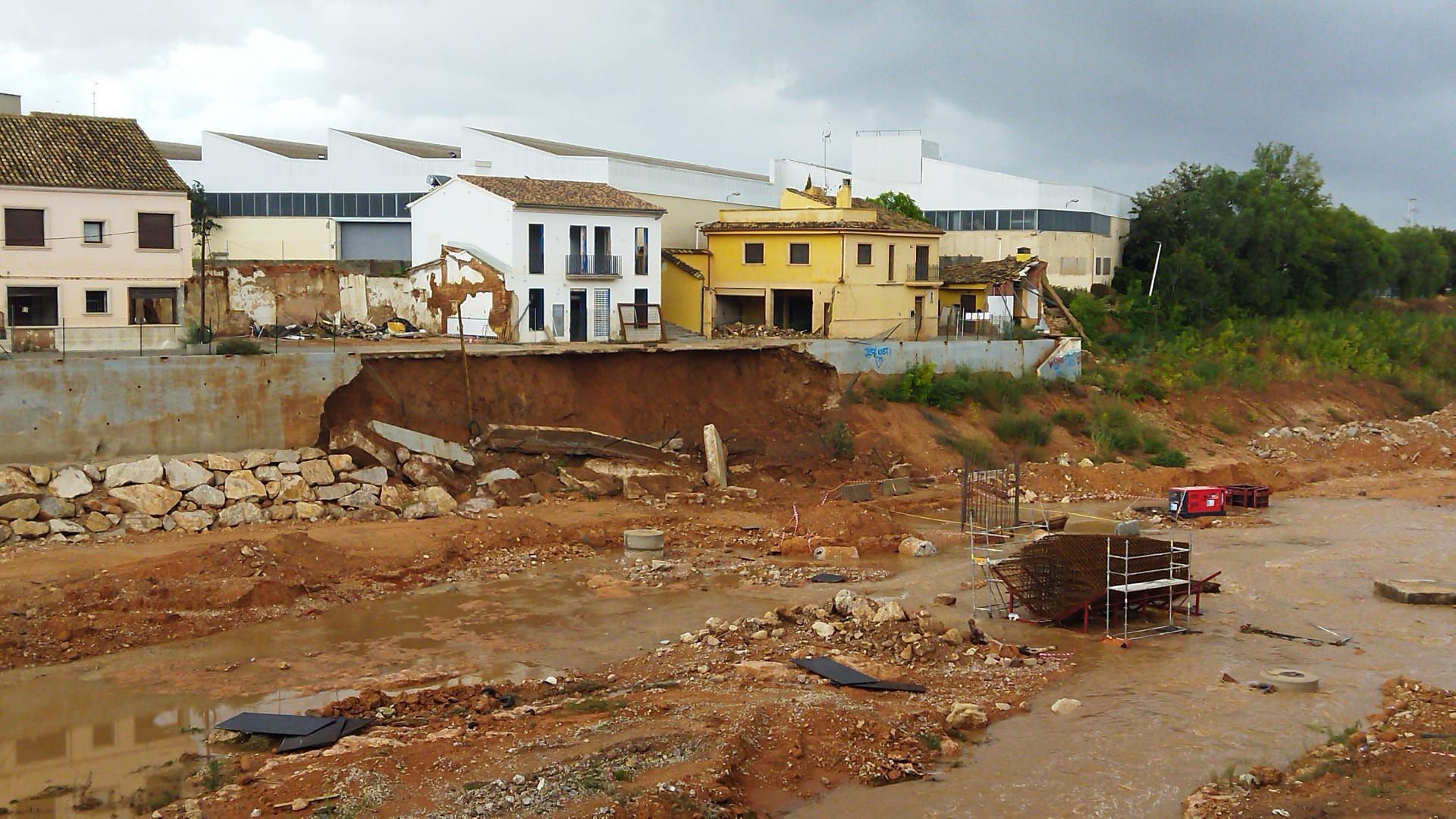 Varios metros de muro se han venido abajo