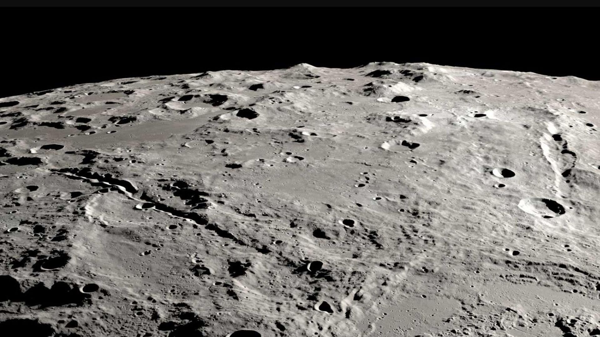 Vista orbital de la cuenca de impacto del anillo de picos de Schrödinger y dos cañones radiales tallados por eyecciones de impacto