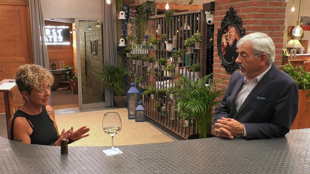 Carlos Sobera alucina con el sorprendente oficio de una soltera de 'First Dates', ¡y ella promete demostrarlo en plena cita!