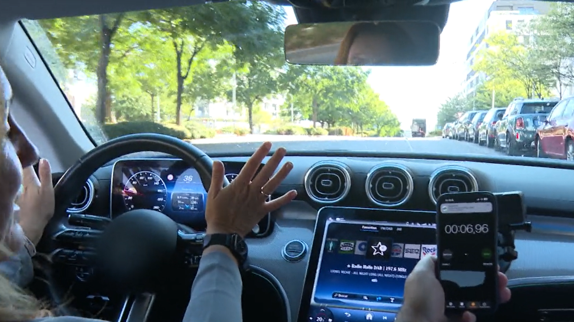 Desde la calefacción hasta la música, los gestos que nos distraen al volante al manipular las pantallas táctiles