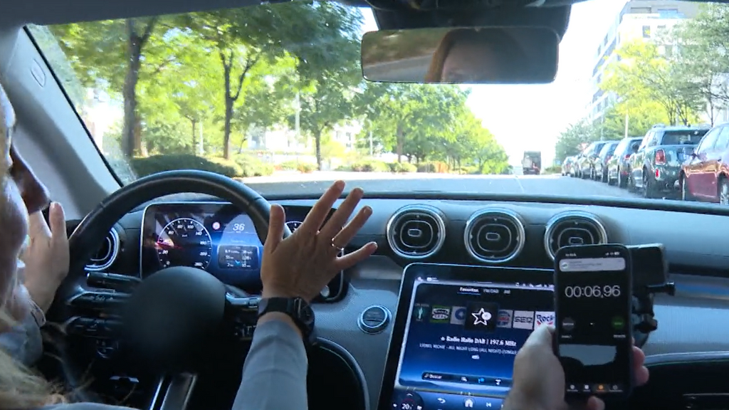 Desde la calefacción hasta la música, los gestos que nos distraen al volante al manipular las pantallas táctiles