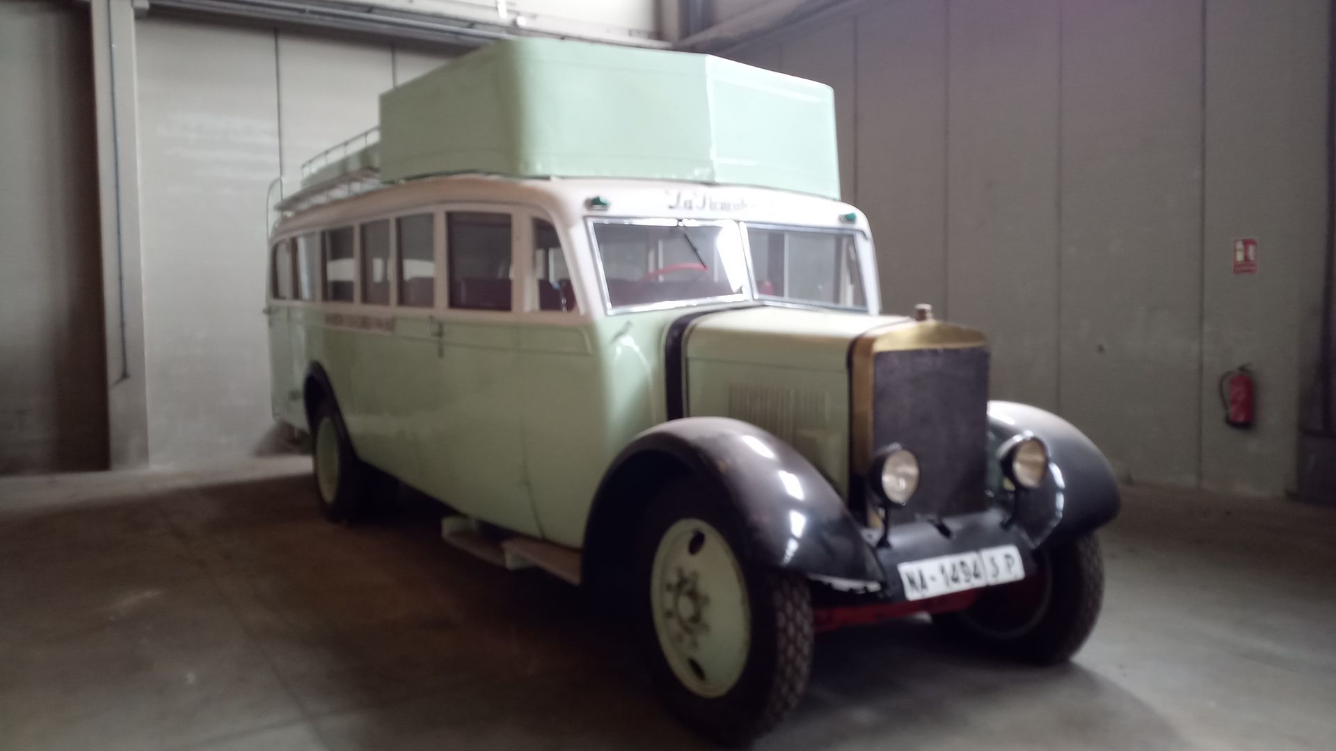 El autocar tenía capacidad para 40 viajeros, divididos en tres clases y con los asientos más baratos a la intemperie