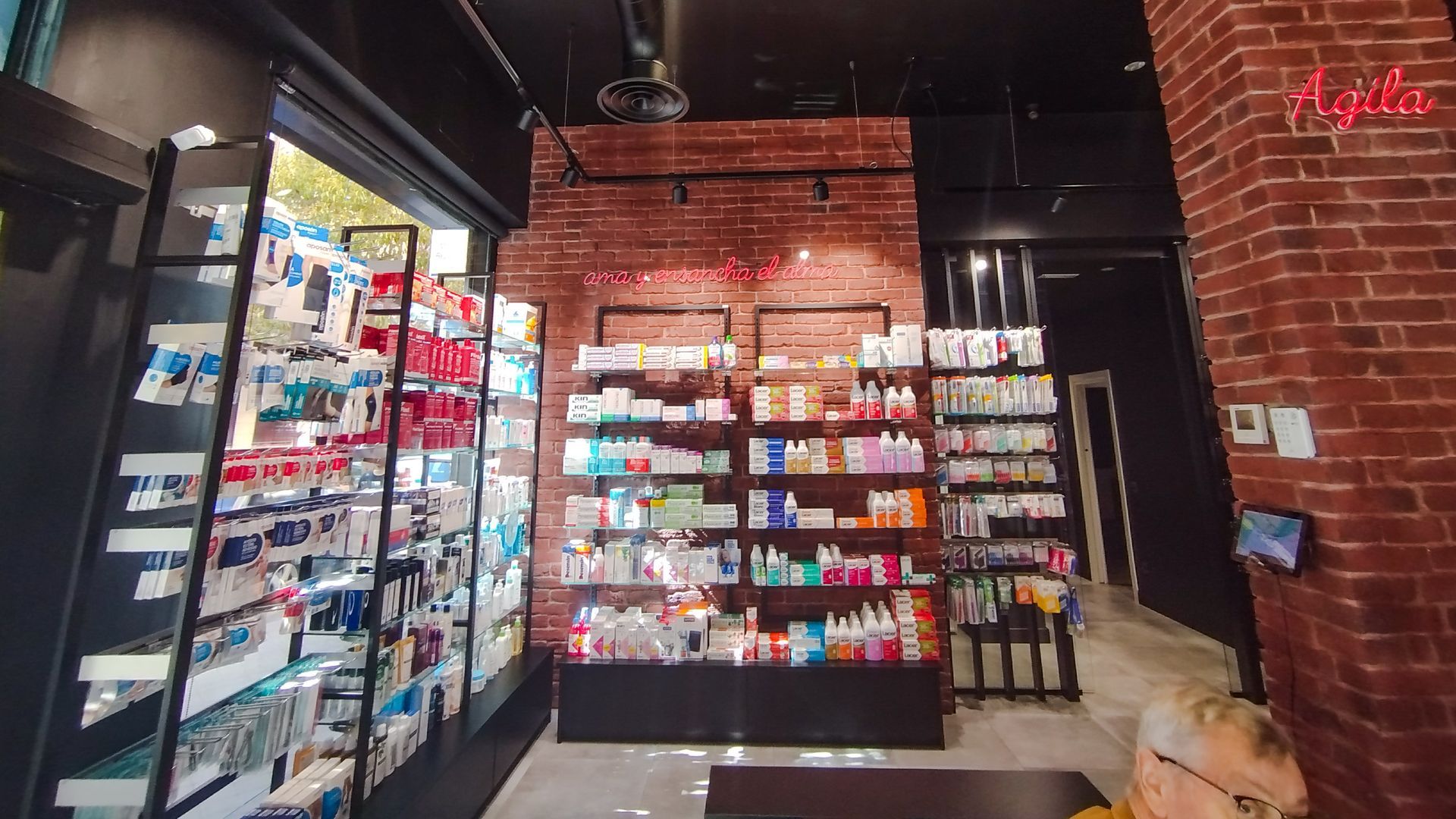Interior de la farmacia Salud y Rock’n Roll, en Madrid.