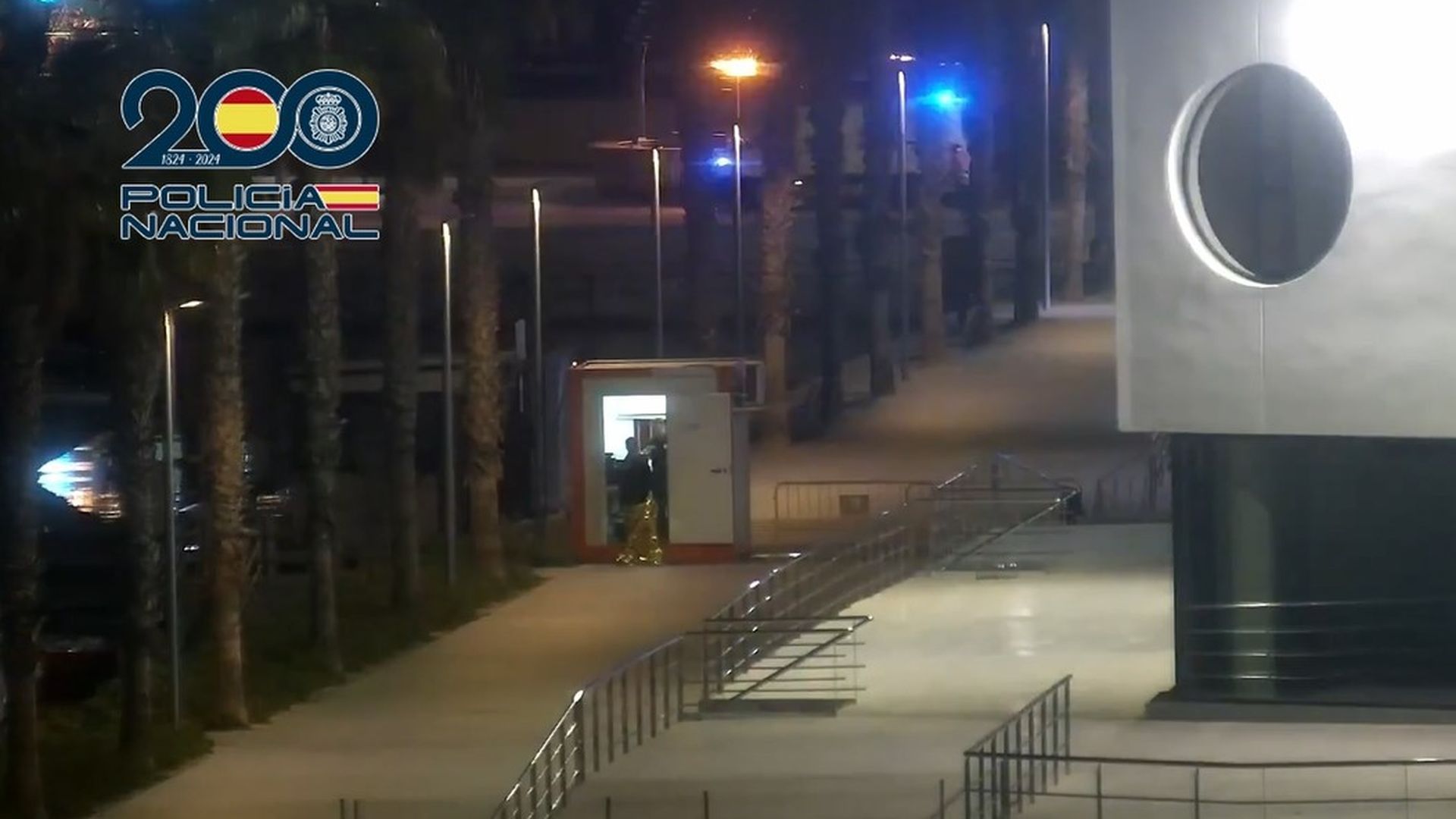 Los policías salvan la vida a una mujer que fue rescatada inconsciente del agua en el Puerto de Alicante