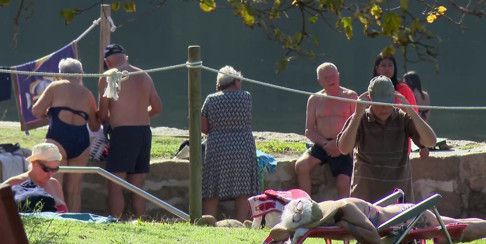 Muchos aprovechan para darse un baño en las Termas de A Chavasqueira en este verano extendido de Ourense