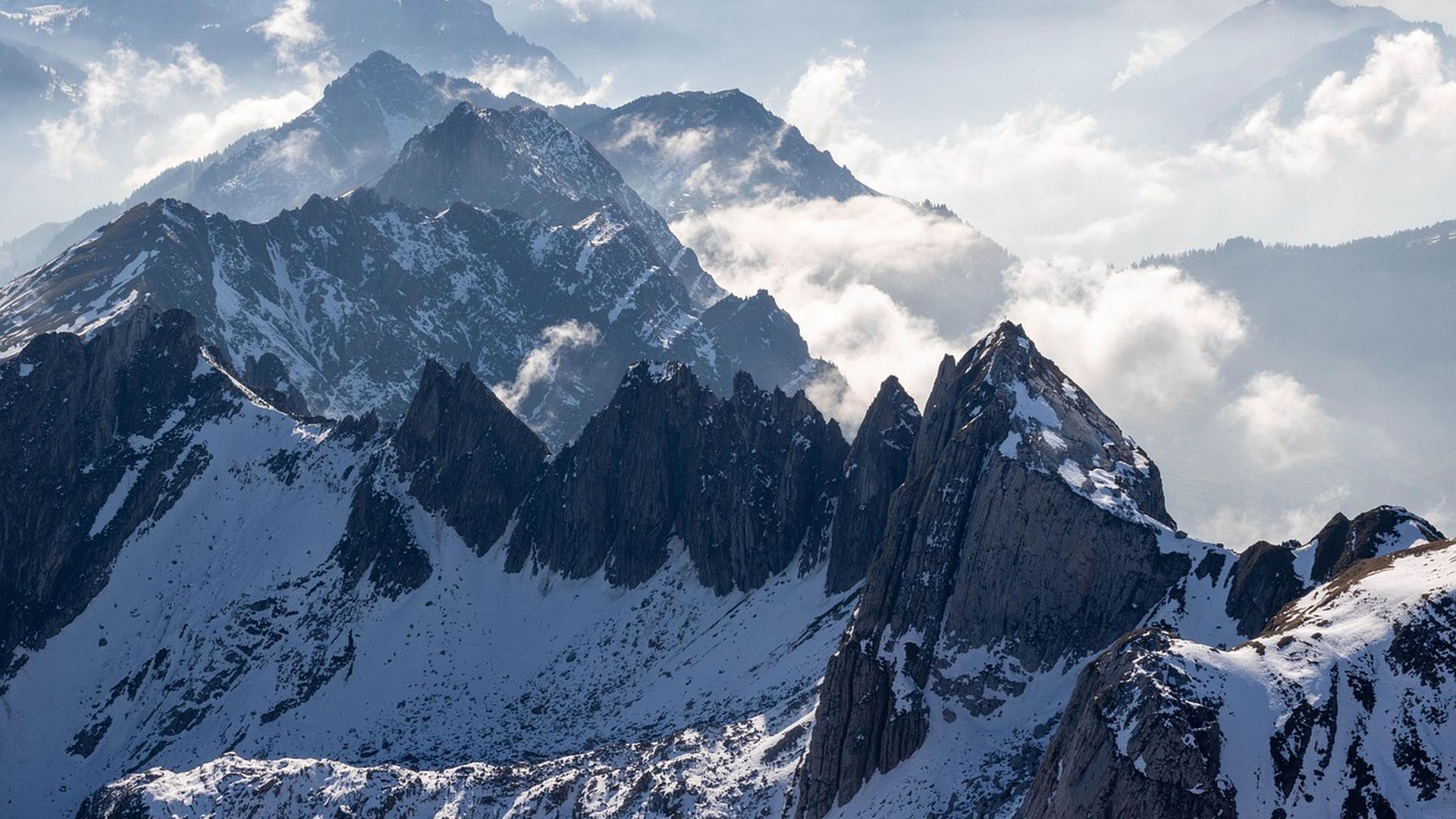 Muere un alpinista en el Monte Nama, en China, tras quitarse el arnés para hacerse un selfi y caer al vacío tras perder el equilibrio